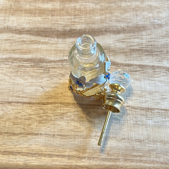 💕HOST PICK 💕Perfume Bottle Vintage 3 Leg White Flowers Blue Crystals Gold Tone - Picture 9 of 16